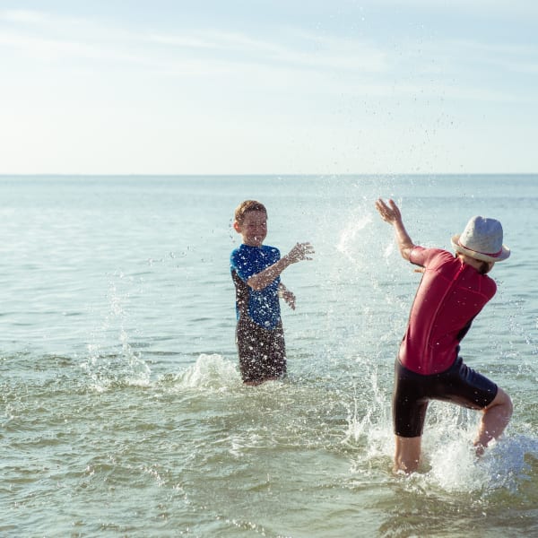 Zwei Kinder spielen in der Ostsee © spass - stock.adobe.com