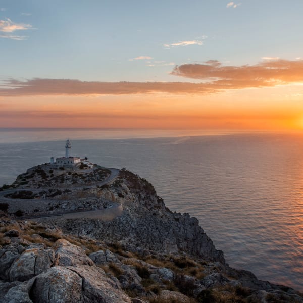 Toller Platz für den Sonnenuntergang – das Cap de Formentor mit altem Leuchtturm. © bortnikau - stock.adobe.com