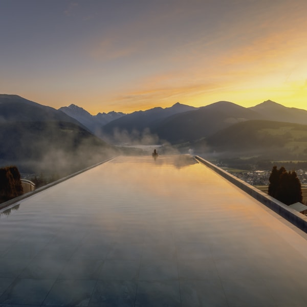 Alpin Panorama Pool Hubertus im Sonnenuntergang, Südtirol, Italien