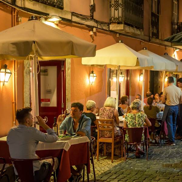 Restaurants in der Rua da Boavista in Lissabon, Portugal.