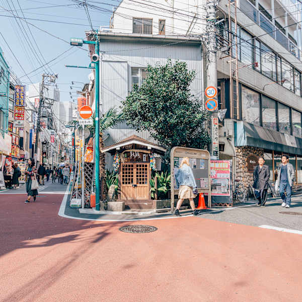 Blick auf die  Chazawa-dori in Tokyo, Japan.