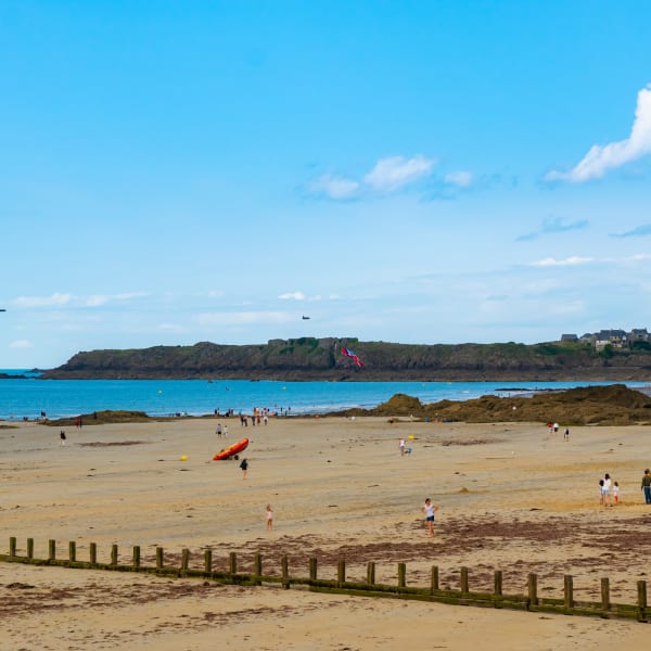 Blick auf den Strand von Rochebonne in Frankreich. © Beata Haliw/iStock Editorial / Getty Images Plus via Getty Images