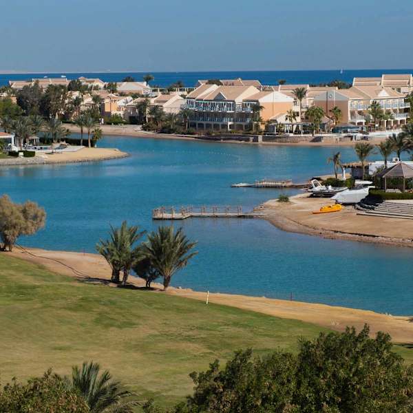 Blick auf die Lagunenstadt El Gouna am Meer in Ägypten.