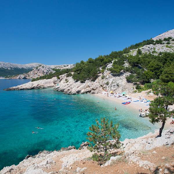 Blick auf einen Strand auf Krk, Kroatien. © Westend61 via Getty Images