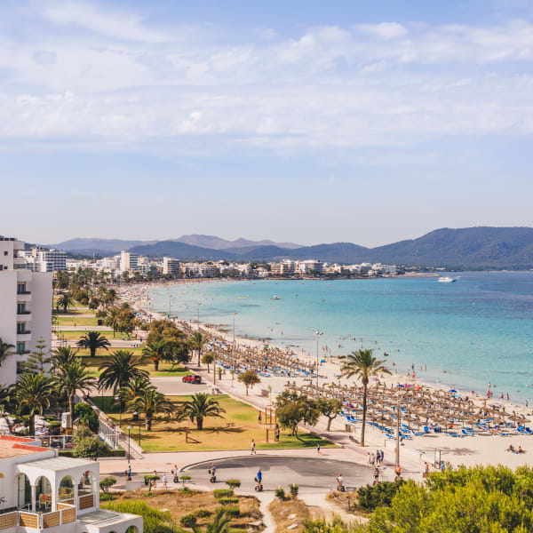 Blick von oben auf den Strand von Cala Millor, Mallorca, Spanien
