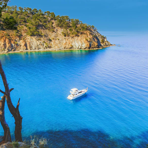 Ein einzelnes Boot an der türkischen Riviera © Feel good studio - stock.adobe.com