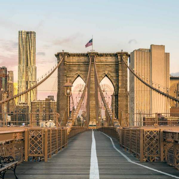 Brooklyn Bridge mit Blick auf Manhattan in New York, USA.