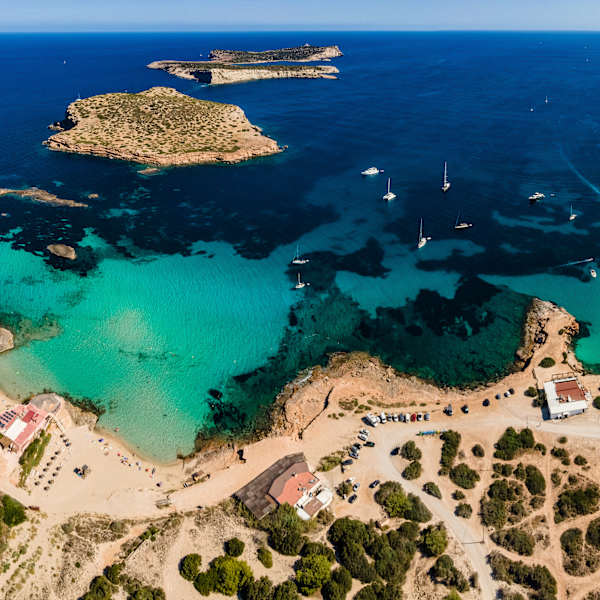 Blick auf eine Bucht mit Booten im Wasser