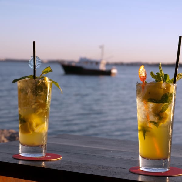 Cocktailgläser am Hafenkai, Meer und Boot im Hintergrund auf Mallorca