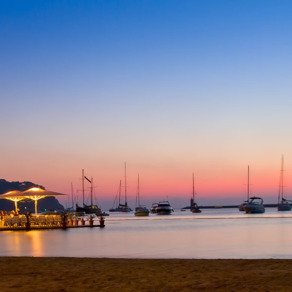 Hafen von Port d’Andratx und Meerblick auf Mallorca bei Sonnenuntergang