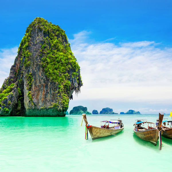 Am Meer bei Phuket fühlt man sich dem Paradies ein Stück näher. © saiko3p - Getty Images/iStockphoto