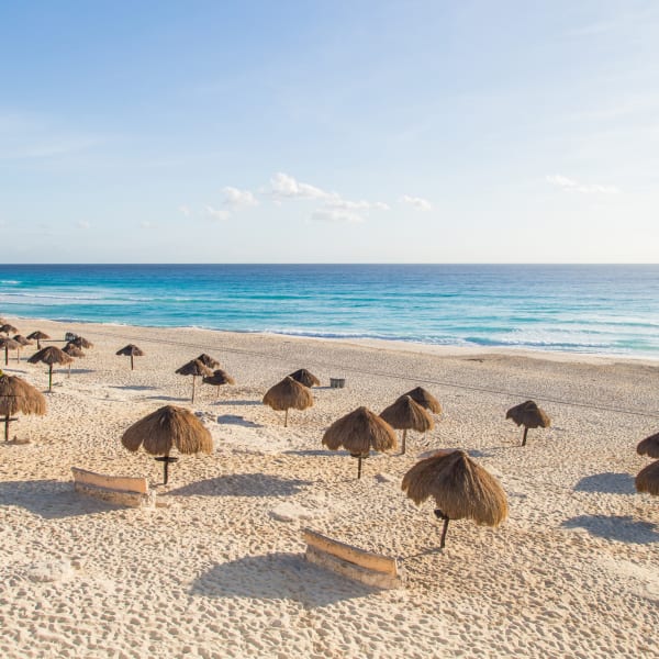 Einige Schirme an der Playa Delfines, Cancún, Mexiko