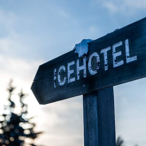 Wegweiser mit der Aufschrift Icehotel