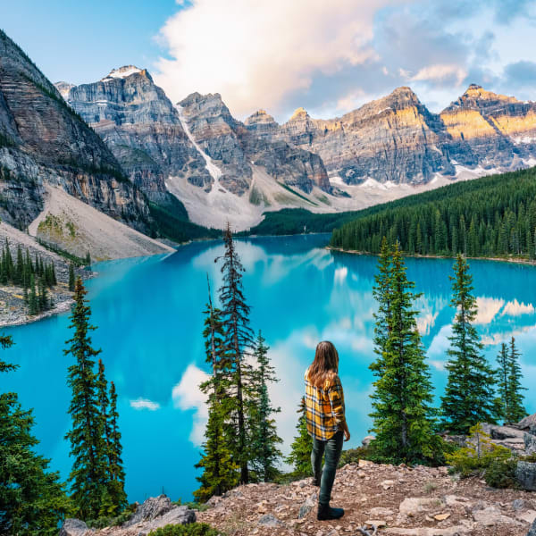 Eine Frau genießt den Ausblick auf den Moraine See im Banff-Nationalpark in Kanada.