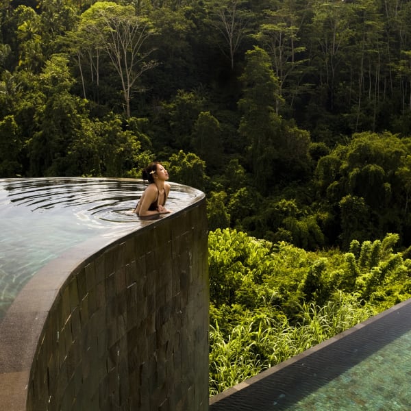 Frau im Pool The Hanging Gardens of Bali, Indonesien