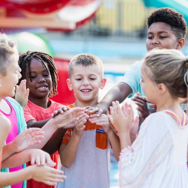 Gruppe von Kindern in einem Wasserpark.