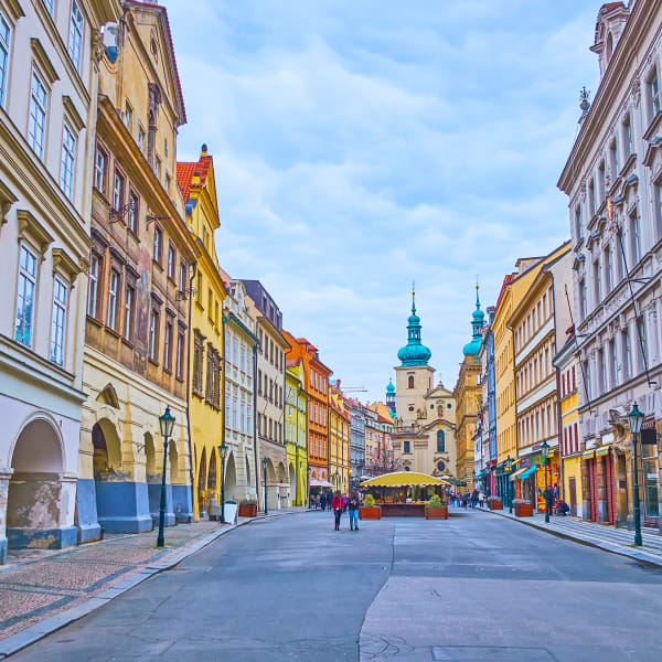 Straße mit historischen Kirchen und einer barocken Kirche