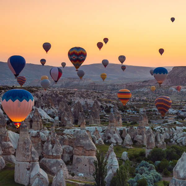 Heißluftballons zum Sonnenaufgang in Kappadokien, Türkei. © Matteo Colombo via Getty Images