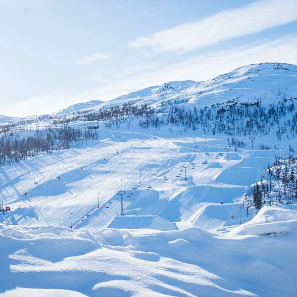 Eine weite verschneite Skipiste