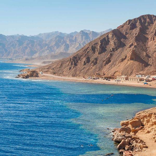 Küste in der Nähe des Tauchspots Blue Hole in Dahab, Ägypten.