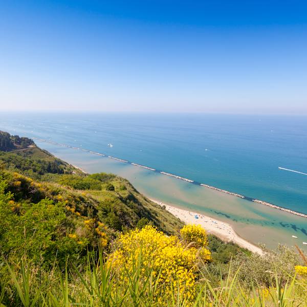 Panoramablick über das Adriatische Meer, Italien. © anzeletti via Getty Images