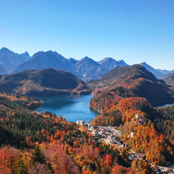 Ausbliack auf einen See und Berge in Süddeutschland im Herbst.