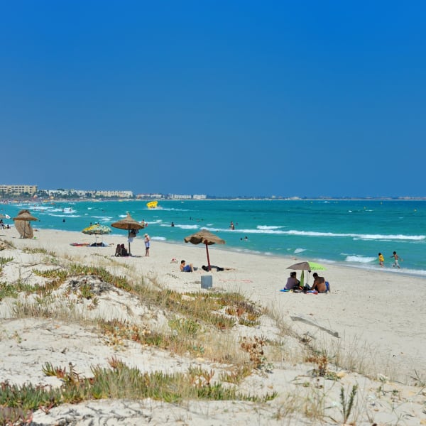 Leute entspannen am Mahdia Strand in Tunesien.