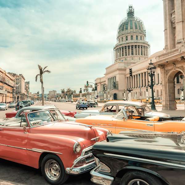 Oldtimer Autos parken in Havanna, Kuba. © golero via Getty Images