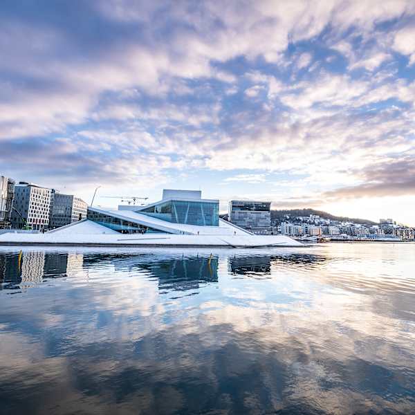 Eine Stadt am Wasser im Winter