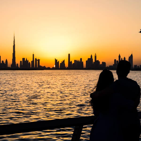 Romantischer Moment für Honeymooner – die Skyline von Dubai bei Sonnenuntergang. ©creativefamily - stock.adobe.com