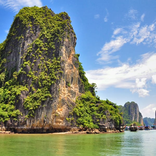 Riesiger Felsen und Boote an der Halong Bay, Vietnam.