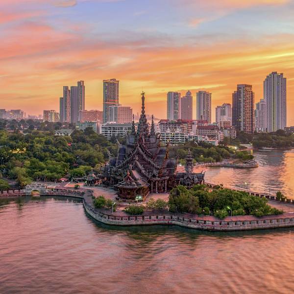 Sihouette des Sanctuary of Truth beim Sonnenuntergang in Pattaya, Thailand. © boonchai wedmakawand via Getty Images