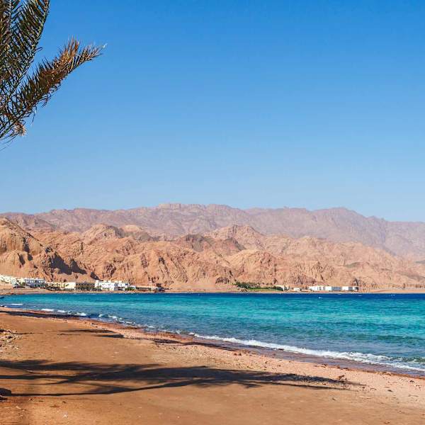 Sandstrand am Roten Meer in Dahab in Ägypten.