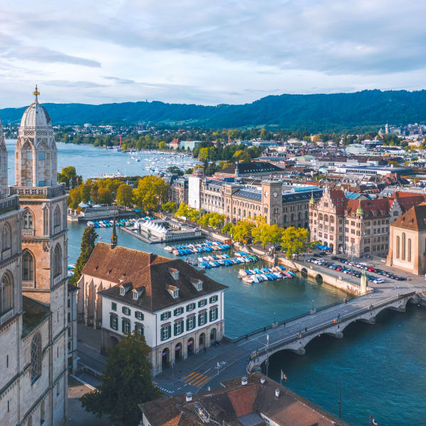 schöner Panoramablick über die Stadt von Zürich am Wasser © iStock.com/taranchic