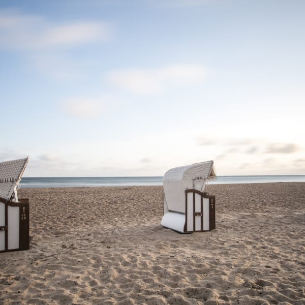 Sitzgelegenheiten am Strand von Warnemünde, Mecklenburg-Vorpommern, Deutschland © Westend61/Westend61 via Getty Images