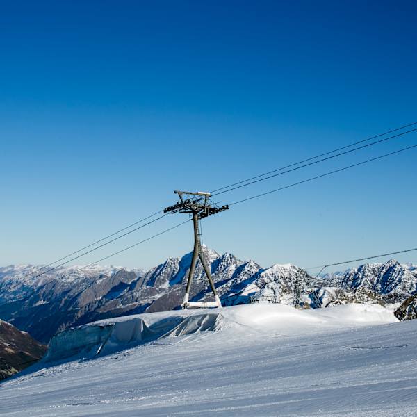 Lift über schneebedeckten Pisten in Nesutift im Stubaital. © Jan Hetfleisch / Freier Fotograf via Getty Images