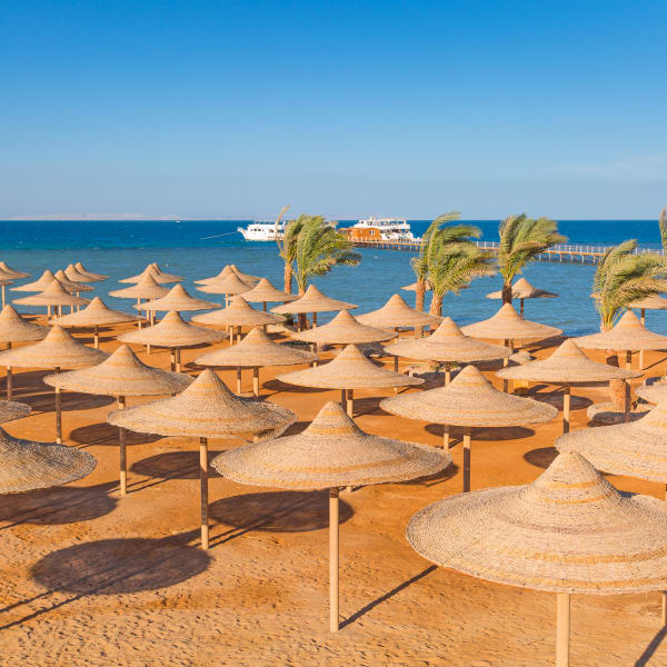 Geflochtene Sonnenschirme an einem Strand in Hurghada