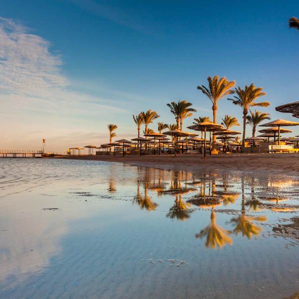 Sonnenuntergang am Strand von Hurghada, Ägypten.