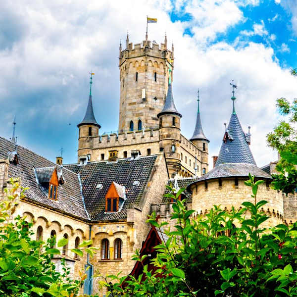 Schloss Marienburg wurde zwischen 1858 und 1869 errichtet. © istock/Artem Lukin