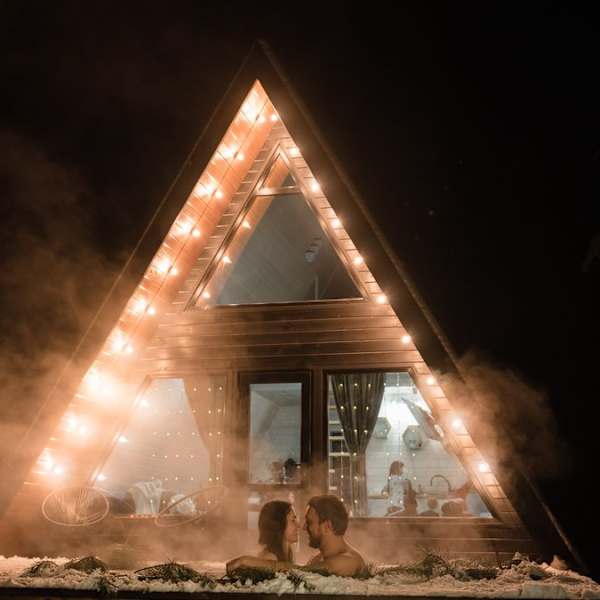 Wie wäre es in der Silvesternacht mit einer Wellness-Nacht im Chalet? © Serhii Sobolevskyi/iStock