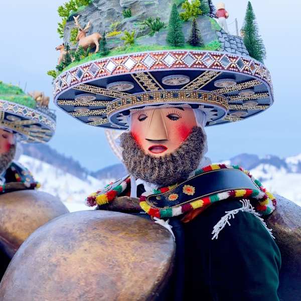 Schweizer Silvesterchlausen tragen Masken und sind oft mit riesigen Glocken unterwegs. © DuchesseArt/iStock