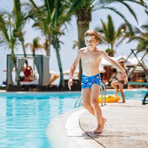 Wenn Du Dir Deinen Hotelpool nicht mit Kindern teilen willst, könnte ein Adults-Only-Hotel das Richtige für Dich sein. © romrodinka/iStock