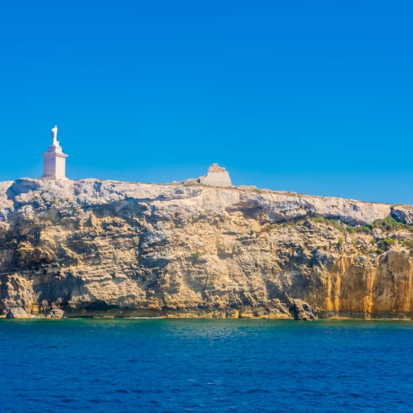 Nahaufnahme von St. Paul Island im Meer von Bugibba, Malta © iStock.com/StefanoZaccaria