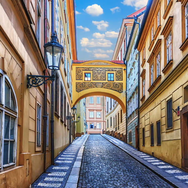 Eine mittelalterliche Gasse mit einer Brücke zwischen zwei Gebäuden