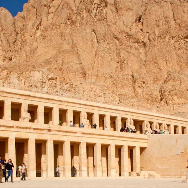 Touristen am Eingang des Hatshepsut Tempel in der Nähe von Luxor.