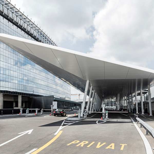 Einfahrt zu einem Flughafen