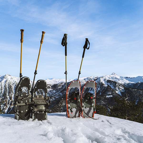 Wanderstöcke und Schuhe im Schnee