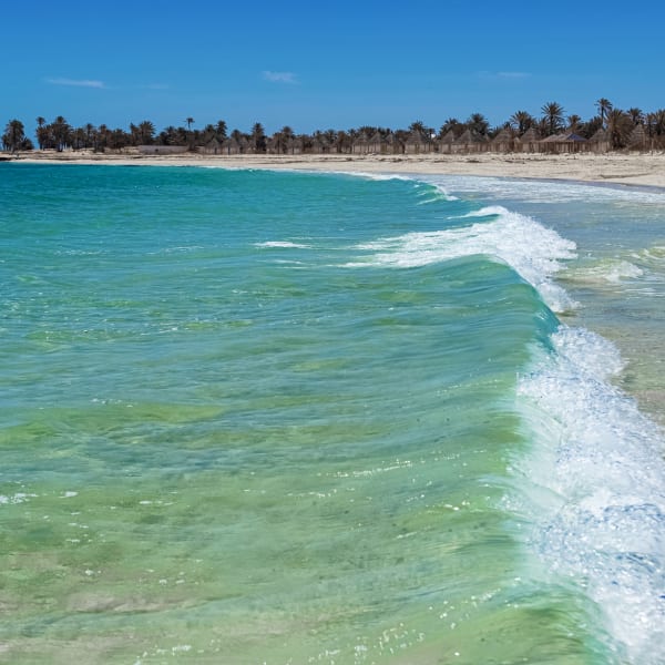 Weißer Sandstrand und blaues Meer auf der Insel Djerba, Tunesien