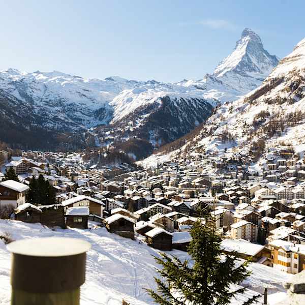 Eine schneebedeckte Stadt in den Bergen