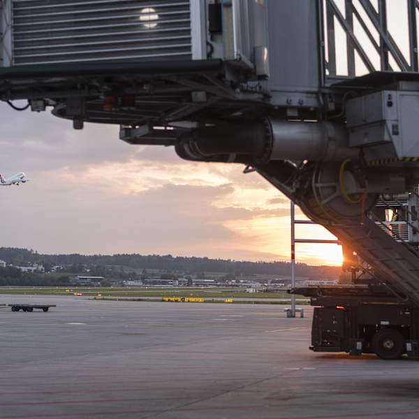 Ein Flugahfen beim Abflug bei Dämmerung